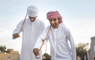 Al Ain, Birleşik Arap Emirlikleri, 16 Kasım 2019: Emirati erkekleri geleneksel giysileri içinde dans ediyorlar.