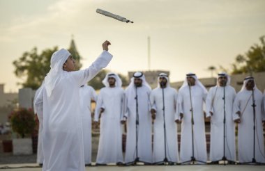 Al Ain, Birleşik Arap Emirlikleri, 16 Kasım 2019: Emirati erkekleri geleneksel giysileri içinde dans ediyorlar.