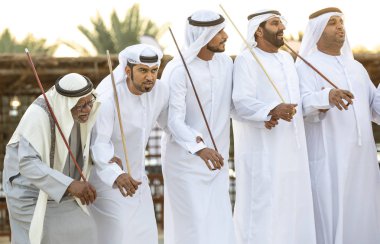 Al Ain, Birleşik Arap Emirlikleri, 16 Kasım 2019: Emirati erkekleri geleneksel giysileri içinde dans ediyorlar.