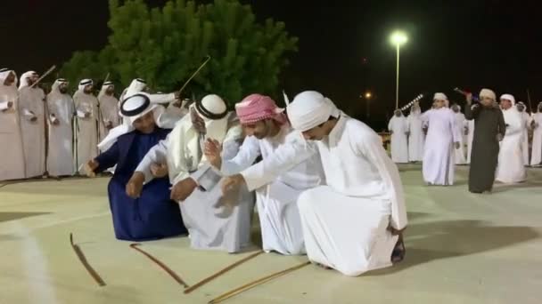 Ain Spojené Arabské Emiráty Listopadu 2019 Emirati Muži Tradičním Oděvu — Stock video