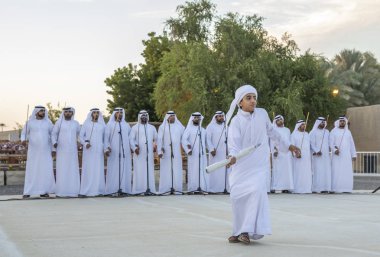 Al Ain, Birleşik Arap Emirlikleri, 16 Kasım 2019: Emirati erkekleri geleneksel giysileri içinde dans ediyorlar.