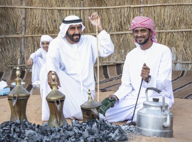 Al Ain, Birleşik Arap Emirlikleri, 16 Kasım 2019: Emirati adamları bir dalleh içinde servis edilen Qahwa adı verilen geleneksel Arap kahvesi hazırlıyorlar.
