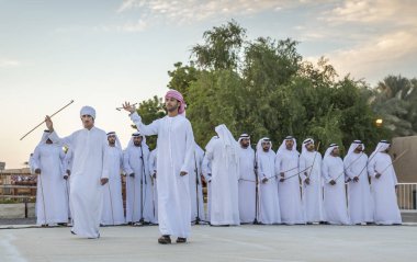 Al Ain, Birleşik Arap Emirlikleri, 16 Kasım 2019: Emirati erkekleri geleneksel giysileri içinde dans ediyorlar.