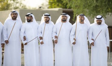 Al Ain, Birleşik Arap Emirlikleri, 16 Kasım 2019: Emirati erkekleri geleneksel giysileri içinde dans ediyorlar.