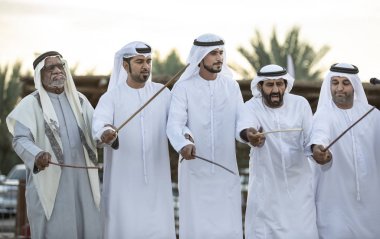 Al Ain, Birleşik Arap Emirlikleri, 16 Kasım 2019: Emirati erkekleri geleneksel giysileri içinde dans ediyorlar.