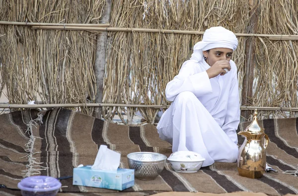アラブ首長国連邦のアル アイン 11月2019 エミレーツの子供は伝統的なアラビアコーヒーを飲んでいます — ストック写真