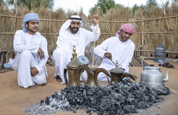 Ain Zjednoczone Emiraty Arabskie Listopada 2019 Emiraci Przygotowujący Tradycyjną Kawę — Zdjęcie stockowe