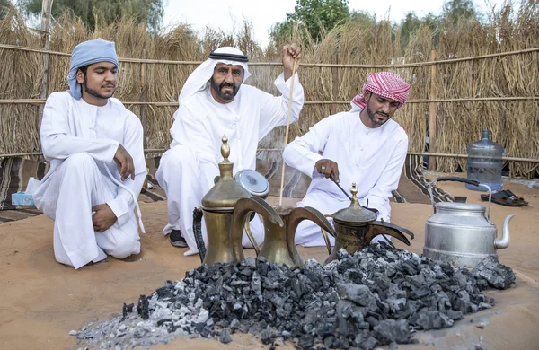 Al Ain, Birleşik Arap Emirlikleri, 16 Kasım 2019: Emirati adamları bir dalleh içinde servis edilen Qahwa adı verilen geleneksel Arap kahvesi hazırlıyorlar.