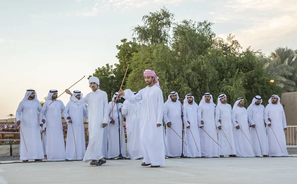 Ain Ηνωμένα Αραβικά Εμιράτα Νοεμβρίου 2019 Εμιράτοι Άνδρες Παραδοσιακά Τους — Φωτογραφία Αρχείου