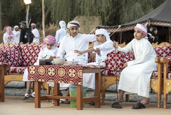 Ain Emiratos Árabes Unidos Noviembre 2019 Niños Emirati Descansando —  Fotos de Stock