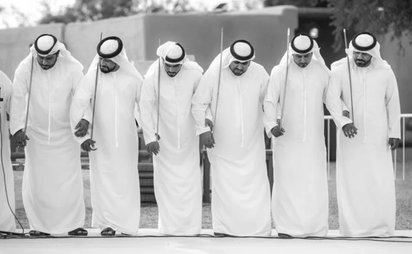 アラブ首長国連邦のアル アイン 2019年11月16日 伝統的な服を着たエミレーツの男性 文化的なダンス — ストック写真