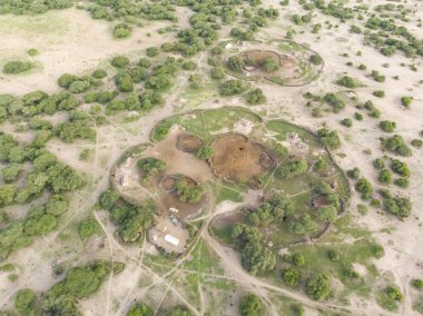 Tanzanya kırsalındaki maasai boma ya da aile köyünün havadan görünüşü