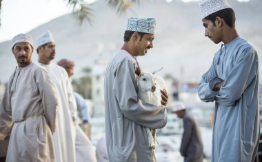 Nizwa, Umman, Aralık 2015: Eski Nizwa keçi pazarında omani insanlar