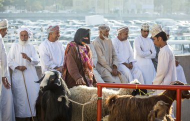 Nizwa, Umman, Aralık 2015: Eski Nizwa keçi pazarında omani insanlar