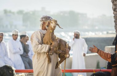 Nizwa, Umman, Aralık 2015: Eski Nizwa keçi pazarında omani adam