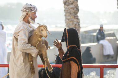Nizwa, Umman, Aralık 2015: Eski Nizwa keçi pazarında omani adam
