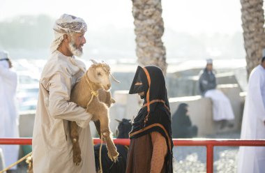 Nizwa, Umman, Aralık 2015: Eski Nizwa keçi pazarında omani adam