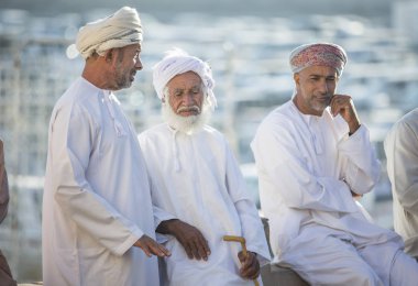 Nizwa, Umman, Aralık 2015: Eski Nizwa keçi pazarında omani insanlar