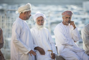 Nizwa, Umman, Aralık 2015: Eski Nizwa keçi pazarında omani insanlar