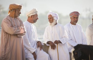 Nizwa, Umman, Aralık 2015: Omani erkekleri eski Nizwa keçi pazarında sosyalleşiyor