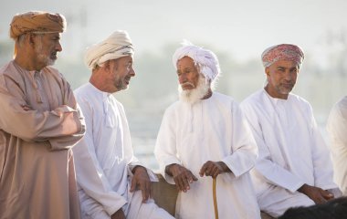 Nizwa, Umman, Aralık 2015: Omani erkekleri eski Nizwa keçi pazarında sosyalleşiyor