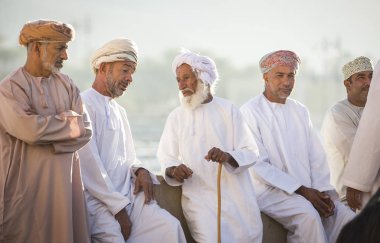 Nizwa, Umman, Aralık 2015: Omani erkekleri eski Nizwa keçi pazarında sosyalleşiyor