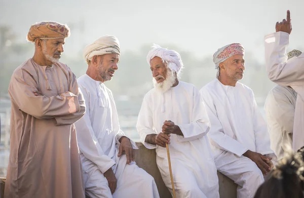 Nizwa Oman Грудень 2015 Омани Чоловіки Спілкуються Старому Ринку Кози — стокове фото