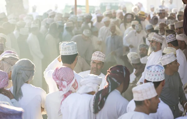 Nizwa Omán Diciembre 2015 Hombres Omani Socializando Viejo Mercado Cabras — Foto de Stock