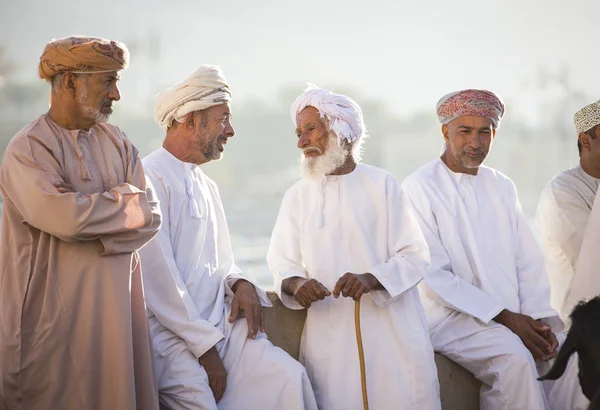 Nizwa Omã Dezembro 2015 Homens Omani Socializando Velho Mercado Cabras — Fotografia de Stock