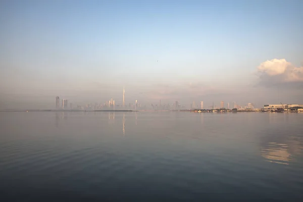 Aussichtsreiche Aufnahme Der Skyline Von Dubai Vom Wasser Aus — Stockfoto