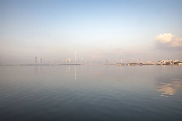 Aussichtsreiche Aufnahme Der Skyline Von Dubai Vom Wasser Aus — Stockfoto