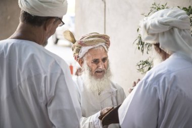 Nizwa, Umman, Aralık 2015: Eski Nizwa pazarında uğursuz adamlar