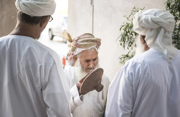 Nizwa Oman Grudzień 2015 Mężczyźni Omani Starym Rynku Nizwie — Zdjęcie stockowe