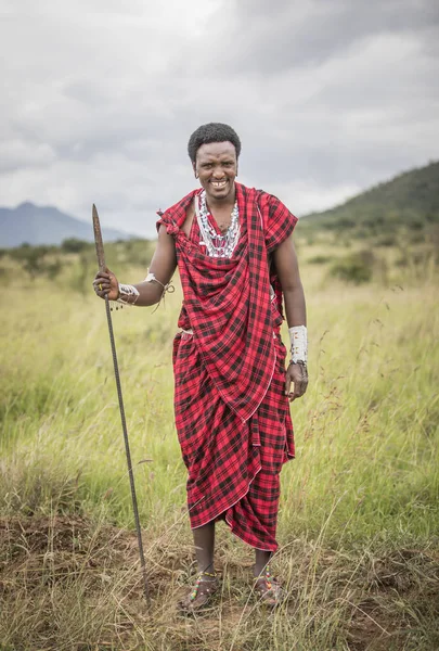 坦桑尼亚 2019年6月11日 穿着传统服装的年轻貌美的马赛武士 — 图库照片