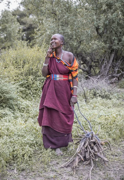 タンザニア 2019年6月11日 携帯電話上のマサイ族の女性 — ストック写真