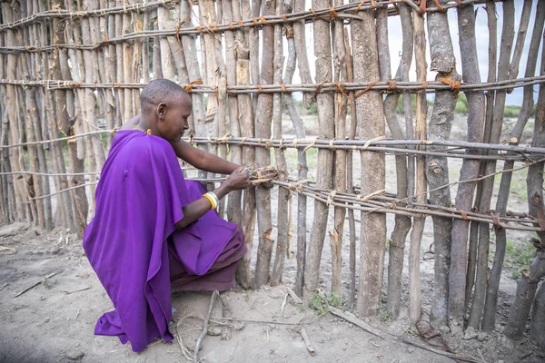 タンザニア 2019年6月7日 マサイ族の女性が家を建てる — ストック写真