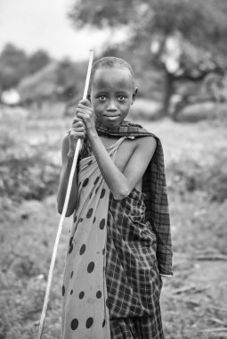 Aynı, Tanzanya, 7 Haziran 2019: sopayla maasai çocuk