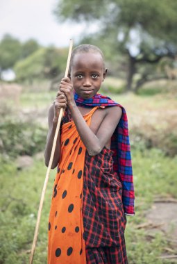 Aynı, Tanzanya, 7 Haziran 2019: sopayla maasai çocuk