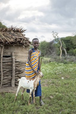 Aynı şekilde, Tanzanya, 7 Haziran 2019: Keçili maasai çocuk.