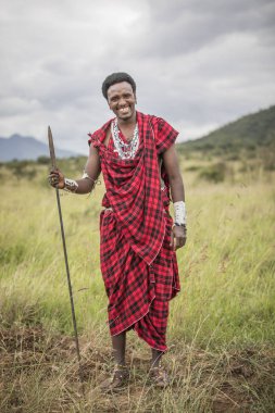 Aynı şekilde, Tanzanya, 7 Haziran 2019: Geleneksel giyinmiş genç ve yakışıklı maasai savaşçısı