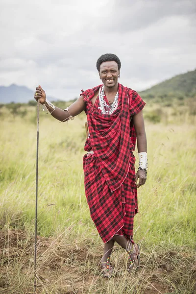 坦桑尼亚 2019年6月7日 穿着传统服装的年轻貌美的马赛武士 — 图库照片