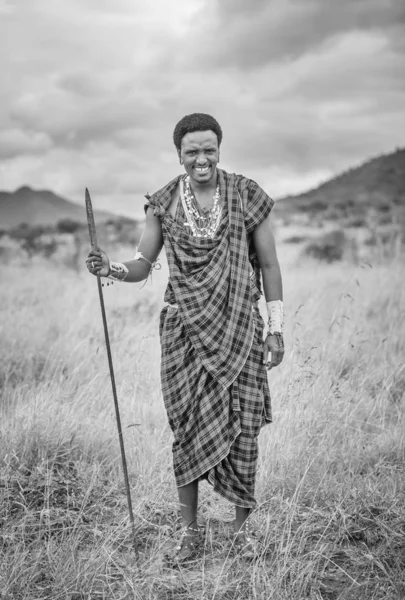 Same Tanzania Giugno 2019 Giovane Affascinante Guerriero Maasai Abiti Tradizionali — Foto Stock