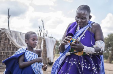 Aynı, Tanzanya, 7 Haziran 2019: Rubik küplü maasai kadın