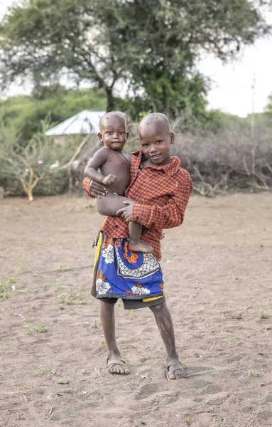 Самое Танзания Июня 2019 Года Мальчик Масай Своим Младшим Братом — стоковое фото