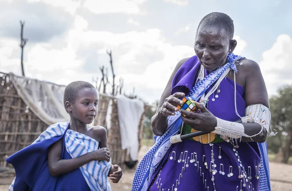 Selb Tansania Juni 2019 Massai Frau Mit Gummiwürfel — Stockfoto