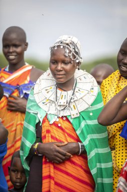 Aynı şekilde, Tanzanya, 7 Haziran 2019: Masai kadınları, parti için giyinmişler.