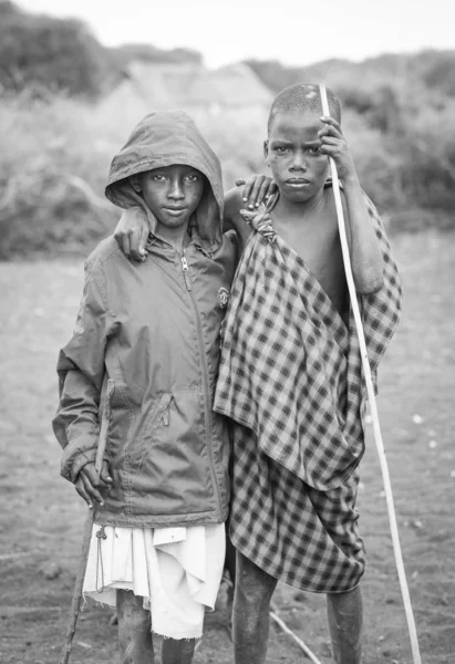 Totéž Tanzanie Června 2019 Maasai Kluci Domácí Bombě — Stock fotografie