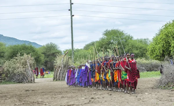 Samo Tanzania Czerwca 2019 Wojownicy Maasai Przybywający Sąsiedniej Wioski Spokojnym — Zdjęcie stockowe