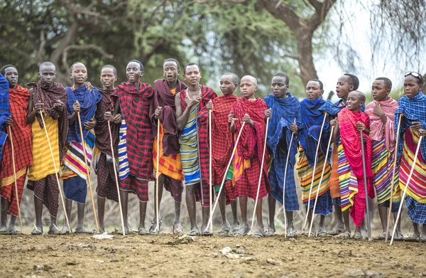 Same Tanzânia Junho 2019 Guerreiros Maasai Saltando Impressionantes Haights Para — Fotografia de Stock