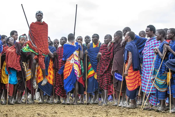 Same Tanzânia Junho 2019 Guerreiros Maasai Saltando Impressionantes Haights Para — Fotografia de Stock